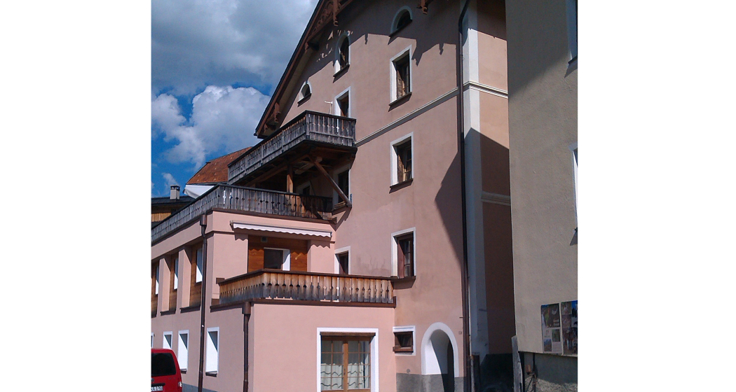 Die Chasa Mikesch - Unsere Wohnung liegt im 3. und 4. OG, das sonnige Doppelzimmer im EG hinter den Fenstertüren Die Chasa Mikesch - Unsere Wohnung liegt im 3. und 4. OG, das sonnige Doppelzimmer im EG hinter den Fenstertüren