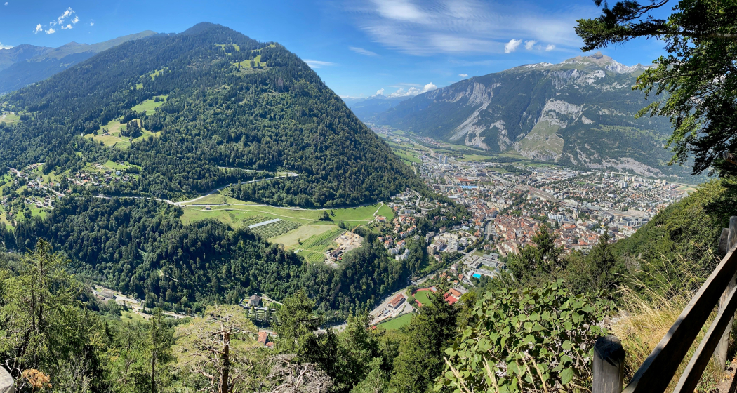 Aussicht von Felswand auf dem Mittenberg Maladers Trail