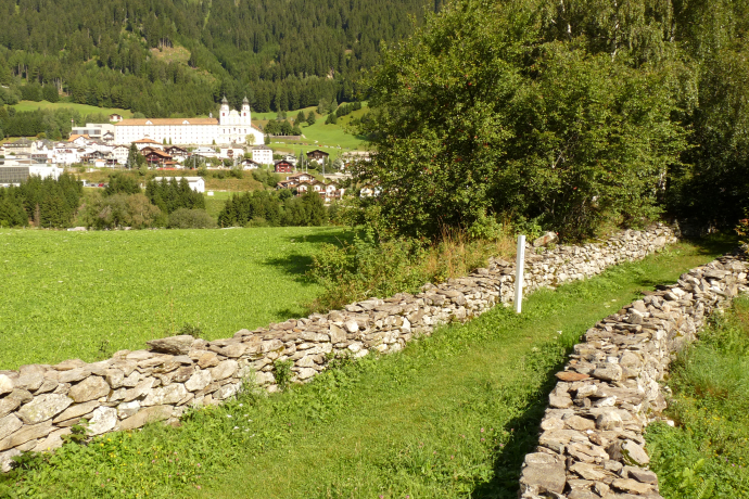 Mur en pierres sèches avec monastère
