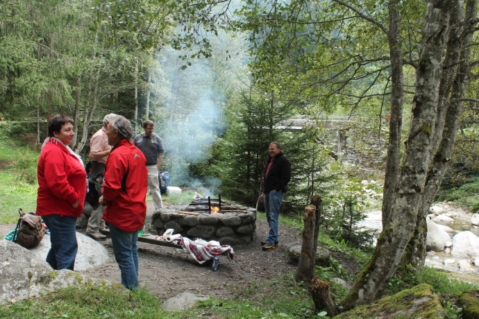Schweizerfamilie-Feuerstelle am rhein Schweizerfamilie-Feuerstelle am rhein