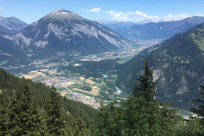 Ausblick von der Rhäzünser Alp ins Churer Rheintal und auf den Calanda Ausblick von der Rhäzünser Alp ins Churer Rheintal und auf den Calanda