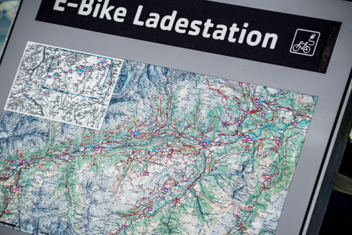 E-Bike Ladestation Valendas Dorf (oua_26618077_image) E-Bike Ladestation Valendas Dorf (oua_26618077_image)
