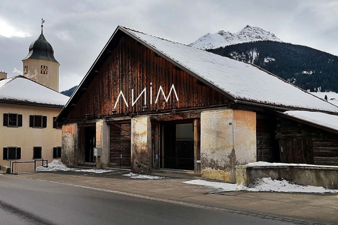 Der Stall von ANIM – etwas zurückversetzt zur Strasse.