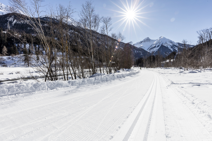 Cross-country skiing on the Scuol-Martina trail. Cross-country skiing on the Scuol-Martina trail.