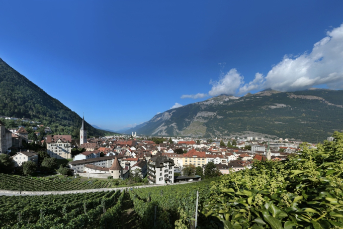 Ville alpine de Coire avec ses montagnes locales Brambrüesch (à gauche) et Calanda (à droite)