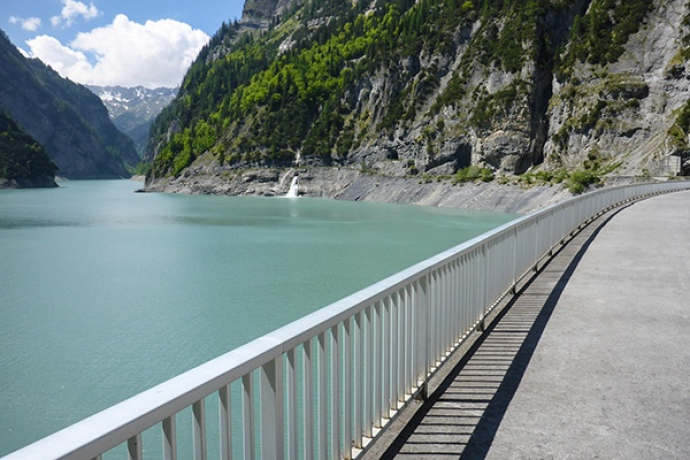 Auf der Staumauer am Gigerwaldsee