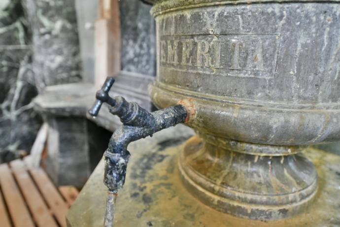 Fassung der Emerita-Quelle in der Büvetta Tarasp Fassung der Emerita-Quelle in der Büvetta Tarasp