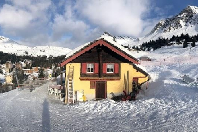 La Hütte e uno sguardo verso il villaggio