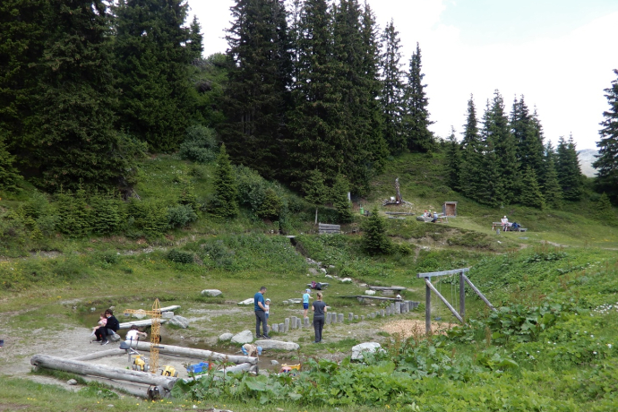 Bâtiment pour feu et aire de jeux nature Bâtiment pour feu et aire de jeux nature