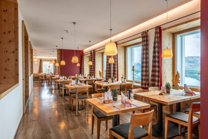 Panoramarestaurant Muottas Muragl (oua_604532997_image) Panoramarestaurant Muottas Muragl (oua_604532997_image)