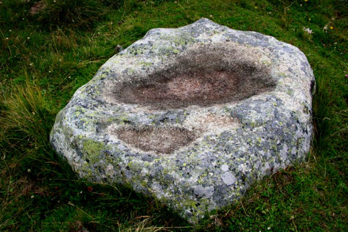 The enigmatic stone on the Septimerweg above Bivio with its 2 bowl-shaped depressions The enigmatic stone on the Septimerweg above Bivio with its 2 bowl-shaped depressions