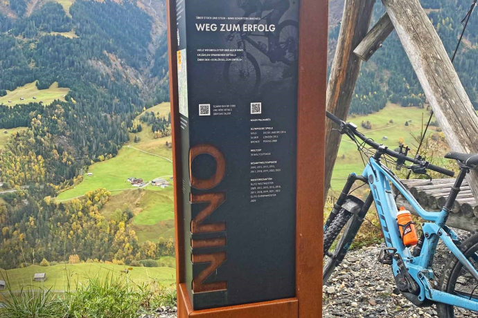 Infosäule vor Lumbrein: design by judith brennwald Infosäule vor Lumbrein: design by judith brennwald