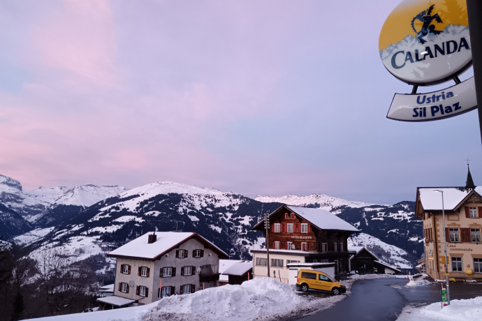 Ustria Sil Plaz mit Aussicht in die winterliche Berglandschaft Ustria Sil Plaz mit Aussicht in die winterliche Berglandschaft