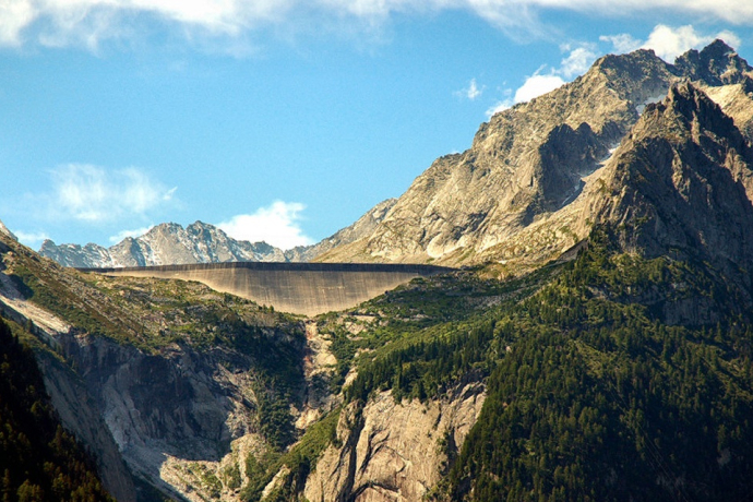 Le barrage d’Albigna a été construit pour produire de l’électricité et se protéger contre les inondations. Il mesure 759 m de haut et 115 m de long.
