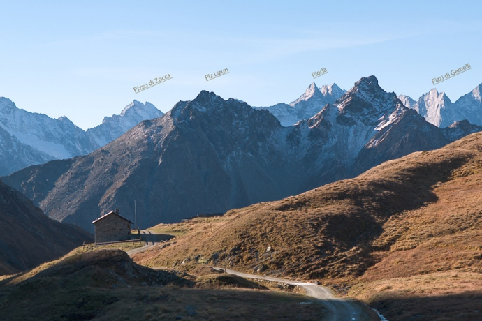 Vue du sommet du col sur les Alpes de Bregaglia. Vue du sommet du col sur les Alpes de Bregaglia.