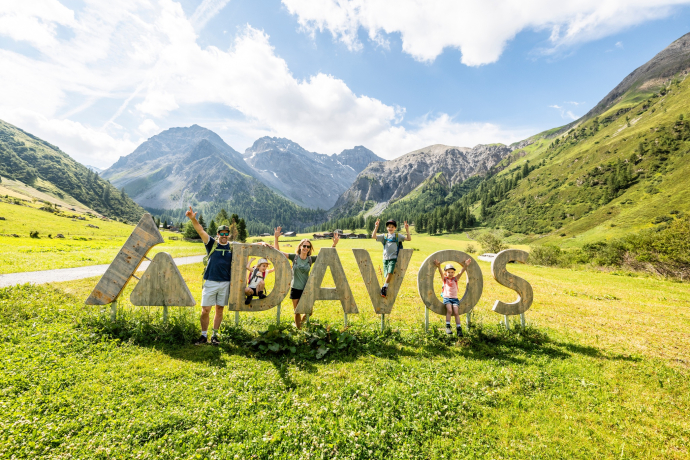 Das Fotospot mit dem Logo Davos vor dem malerischen Sertigtal Das Fotospot mit dem Logo Davos vor dem malerischen Sertigtal