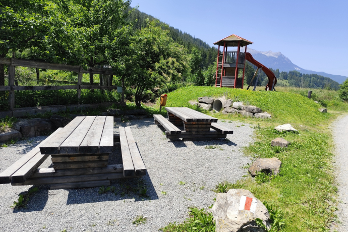 Grillstelle beim Vitaparcours (oua_614950094_image) Grillstelle beim Vitaparcours (oua_614950094_image)