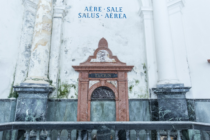 Der «Altar» der Lucius-Quelle Der «Altar» der Lucius-Quelle