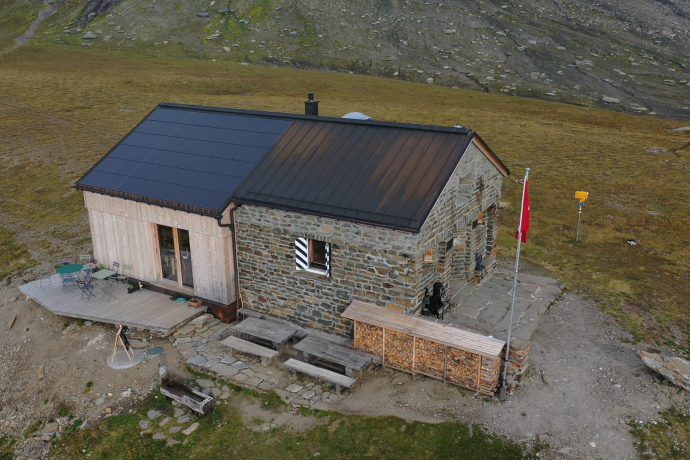 Das Foto zeigt die ganze Bifertenhütte von draussen