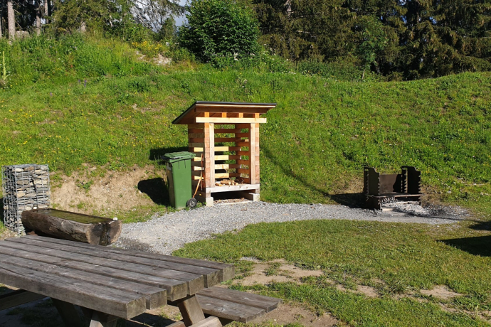 Das Foto zeigt die Feuerstelle neben dem Tennisplatz in Brigels Das Foto zeigt die Feuerstelle neben dem Tennisplatz in Brigels