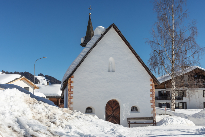 Das Foto zeigt die Kapelle St. Jakob vom Eingang aus in Winterstimmung