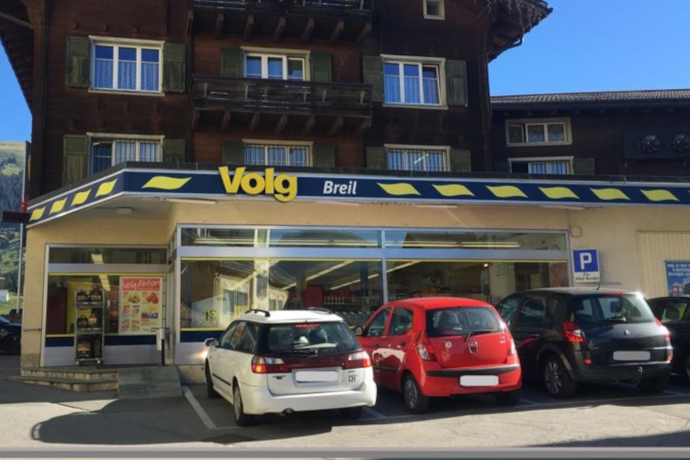 Das Foto zeigt den Eingang und Parkplatz des Volgs in Brigels Das Foto zeigt den Eingang und Parkplatz des Volgs in Brigels