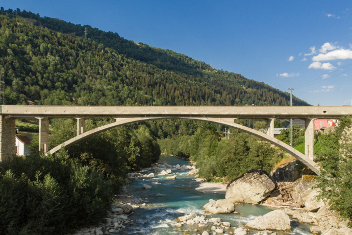Das Foto zeigt die alte Rheinbrücke in Tavanasa Das Foto zeigt die alte Rheinbrücke in Tavanasa