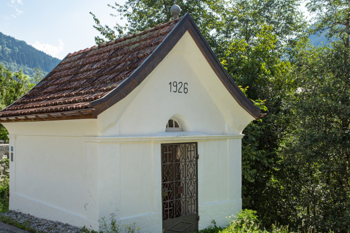 Das Foto zeigt die Kapelle St. Nikolaus in Danis Das Foto zeigt die Kapelle St. Nikolaus in Danis