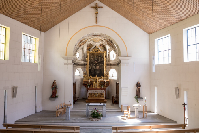 Das Foto zeigt die Pfarrkirche Hl. Dreifaltigkeit von Innen Das Foto zeigt die Pfarrkirche Hl. Dreifaltigkeit von Innen