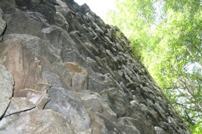 Auf dem Foto sieht man die Burgruine Vogelberg von der Seite in der Nahansicht.