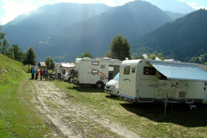 Das Foto zeigt den Camping Garvera in Cumpadials mit Wohnwagen