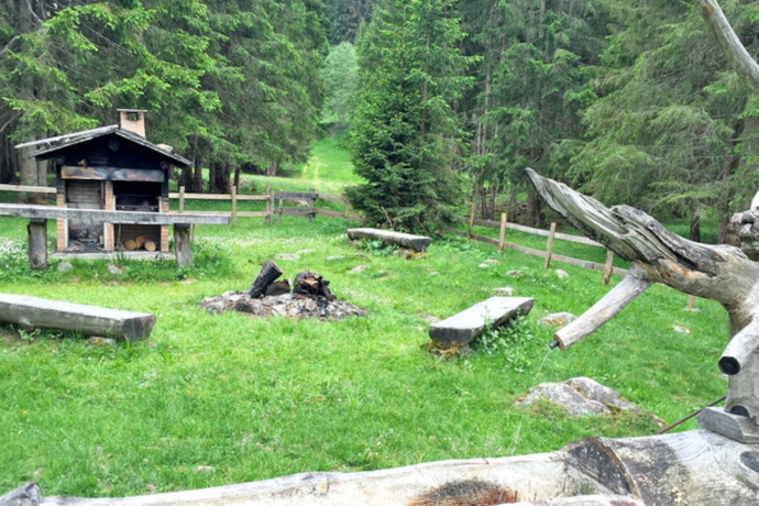 Das Foto zeigt die Feuerstelle mit Cheminée Runcahez Das Foto zeigt die Feuerstelle mit Cheminée Runcahez