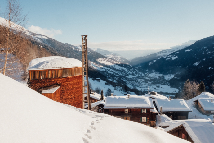 Das Foto zeigt die Kapelle Sogn Benedetg in Sumvitg im Winter
