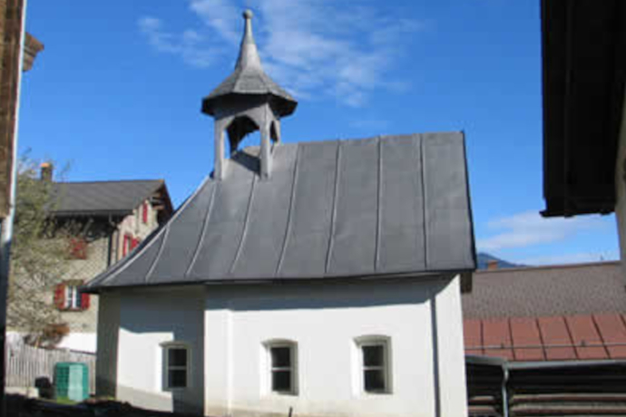 Aufnahme der Kapelle Nossa dunna dallas dolurs in Andiast.