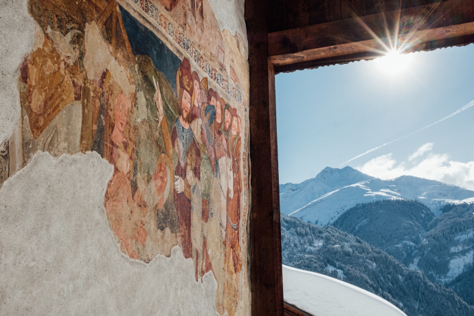 Das Foto zeigt die Pfarrkirche Sogn Gieri in Schlans