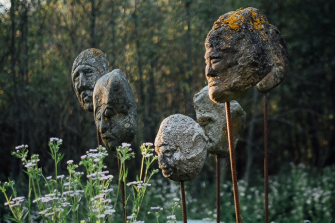 Das Foto zeigt Skulpturen der Senda d'art in Trun