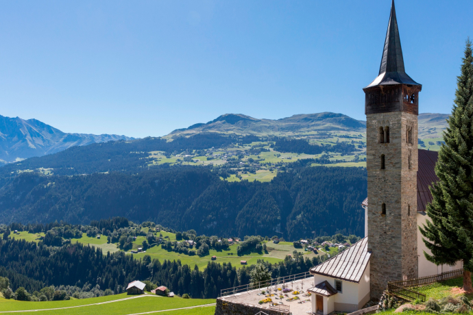 Das Foto zeigt die Pfarrkirche St. Julitta von Aussen