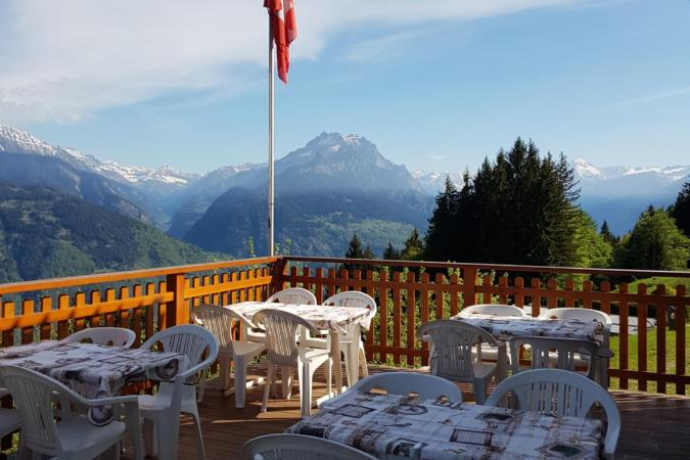 Il terrazzo che si affaccia sulla val Mesolcina gode di un panorama stupendo.