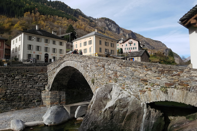 Das Restaurant dominiert die Hauptstraße von Arvigo.
