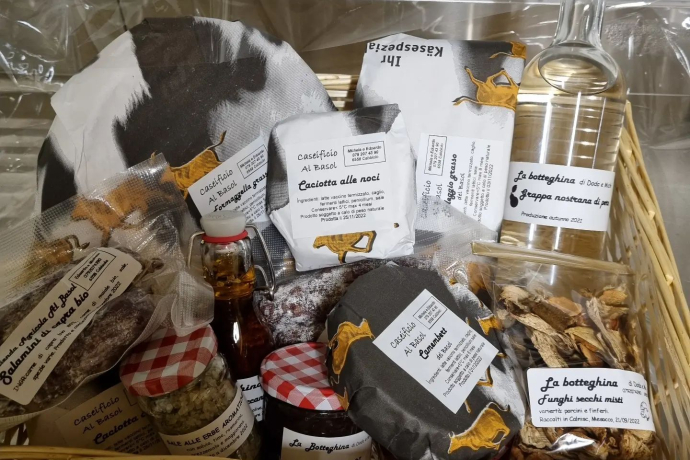 Un cestone di prodotti provenienti dall'azienda.