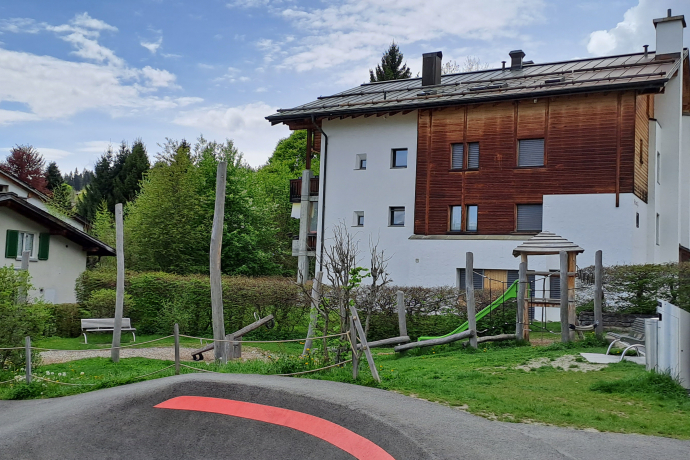Wasserbrunnen Schulhaus Flims (oua_79065575_image) Wasserbrunnen Schulhaus Flims (oua_79065575_image)