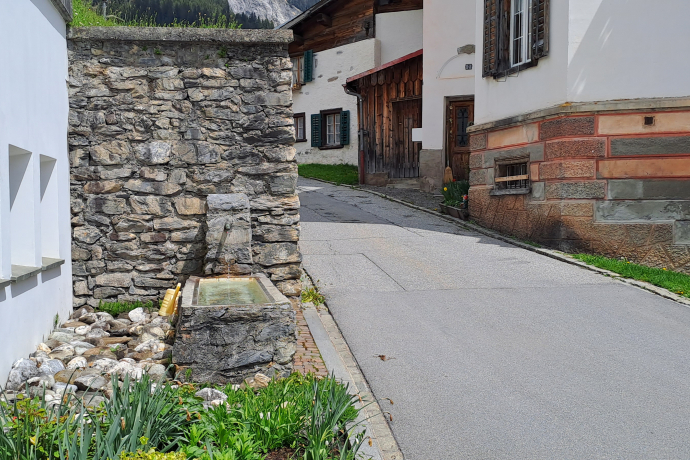 Wasserbrunnen Kirche Sogn Martin Flims Dorf (oua_79181786_image) Wasserbrunnen Kirche Sogn Martin Flims Dorf (oua_79181786_image)