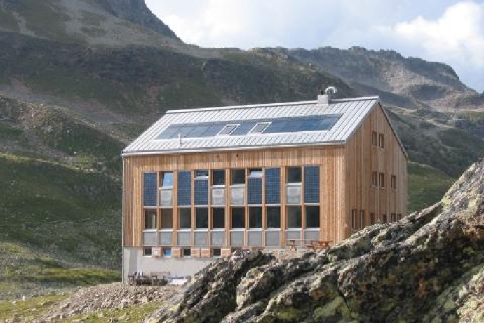 Facciata sud del rifugio Kesch.