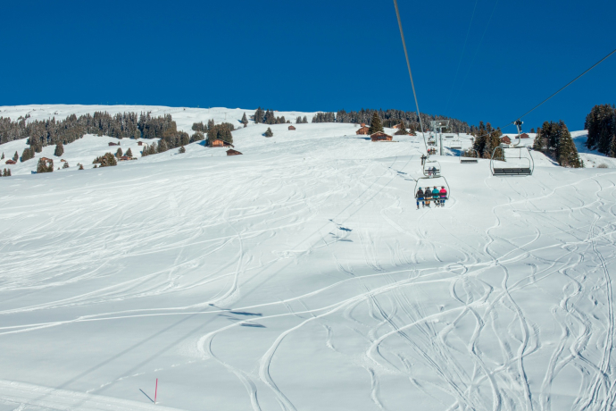Das Foto zeigt die Piste neben der Sesselbahn